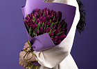 Купить Букет 51 фиолетовый тюльпан в Санкт-Петербурге с бесплатной доставкой: цена, фото, описание